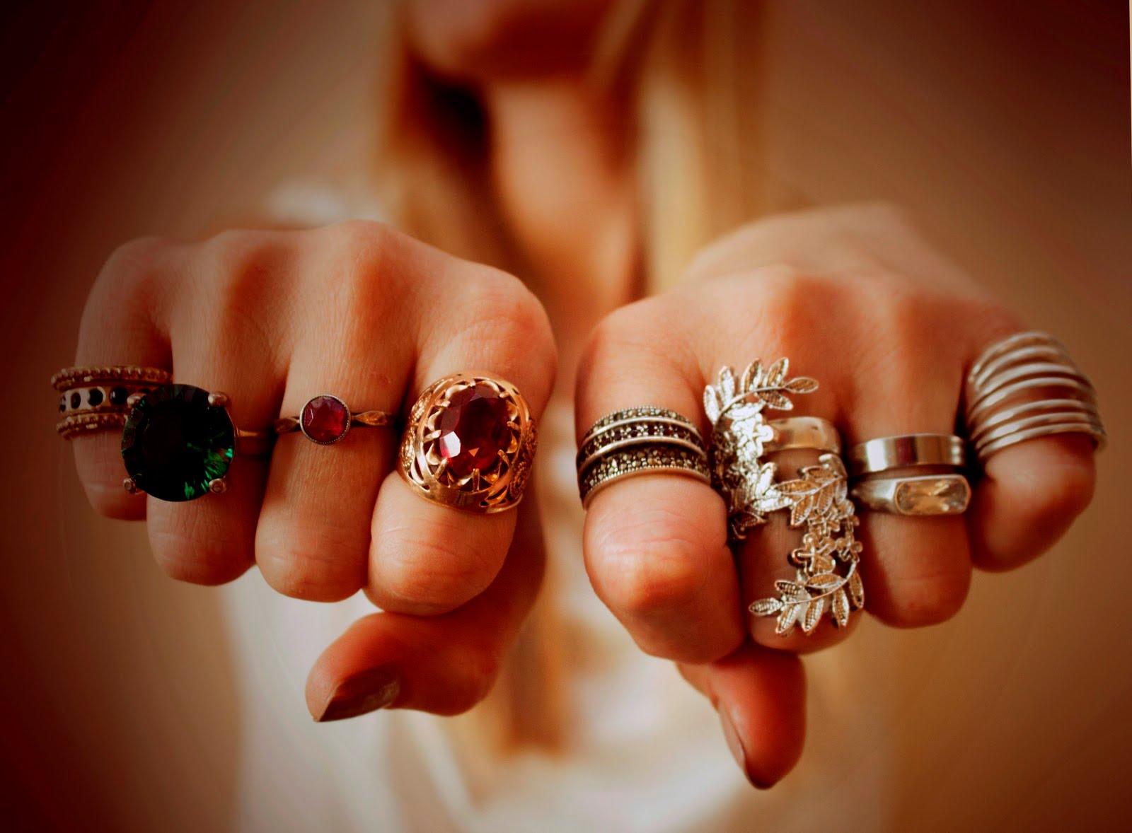 На каком пальце носят кольцо с большим камнем
